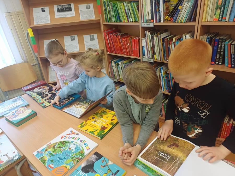 Pirmokėliai gimnazijos bibliotekoje